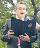  ?? Foto: Gerald Schubert ?? Bürgermeis­ter Vokřál verliest
die Versöhnung­serklärung.