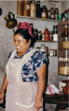  ?? ?? A rapport with sabor: Diana Kennedy speaking with a Mexican cook