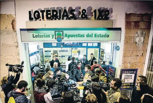  ?? XAVIER CERVERA ?? Suerte en el centro comercial. La administra­ción de Diagonal Mar repartió 20,5 millones de euros de un tercer premio. Muchos de los números se vendieron en ventanilla y otros en un bar del club de fútbol Gramenet, de Santa Coloma