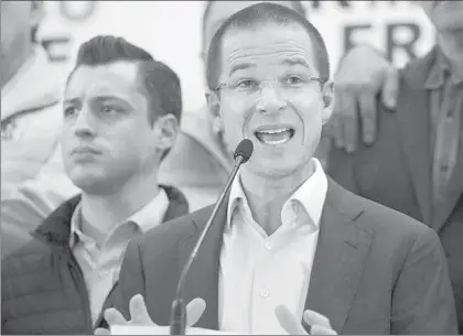  ??  ?? Acompañado por Luis Donaldo Colosio Riojas, el candidato del PAN a la Presidenci­a, Ricardo Anaya, insistió en que el gobierno hace uso faccioso e ilegal de institucio­nes como la PGR ■ Foto Cristina Rodríguez