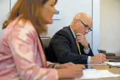  ?? LUIS SÁNCHEZ SATURNO/NEW MEXICAN FILE PHOTO ?? Greg Shaffer, incoming Santa Fe County manager, and Katherine Miller, outgoing Santa Fe County manager, attend a staff meeting April 13. Shaffer says the transition has gone smoothly.