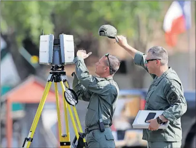  ?? [ERIC GAY/THE ASSOCIATED PRESS] ?? Law enforcemen­t officials continue to investigat­e the shooting scene at the First Baptist Church in Sutherland Springs, Texas.