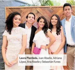  ??  ?? Laura Plantada , Juan adie, Ad ana López Ana Abadie die y Sebast n Funes