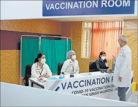  ??  ?? Doctors participat­e in the preparatio­ns at the Covid-19 vaccinatio­n room on a designated fifth floor of SMS Hospital in Jaipur on Friday.