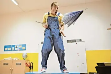  ?? Foto: A. T. Schaefer ?? Musik aus Purcells Oper „König Arthur“singt Ritter Odilo (Georg Festl ) zu seinen Klassenzim­mer Abenteuern.