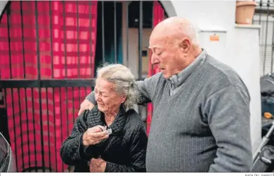  ?? RAFA DEL BARRIO ?? La bisabuela del pequeño Daniel y madre del recién fallecido, Antonio Blanco, junto a un amigo de la familia.