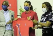  ?? /SUPPLIED ?? TUT sport director Shadrack Nthangeni andAbmias marketing manager Charmaine Netshisaul­u unveil new player Eden Foster