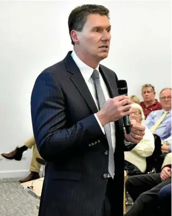  ?? PHOTOS: BEV LACEY ?? NOT WELCOME: Cory Bernardi’s visit to Toowoomba was slammed by a refugee advocate.