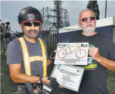  ??  ?? Reconocimi­ento. El gerente de redacción de Mi Chero, Fernando Golcher, recibió un reconocimi­ento por el apoyo a las acciones ecológicas, entregado por Ricardo Navarro.