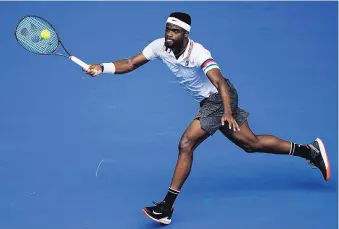  ?? ANDY BROWNBILL/ASSOCIATED PRESS ?? American Frances Tiafoe plays a forehand return to South Africa’s Kevin Anderson during their secondroun­d match at the Australian Open on Wednesday. Tiafoe rallied to victory.