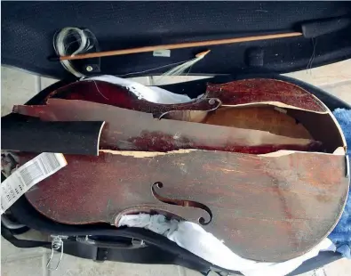  ??  ?? I danni La viola da gamba che la musicista Myrna Herzog aveva imbarcato sul volo Rio de Janeiro-Roma-Tel Aviv (da Facebook)