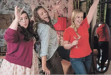  ?? MARK SCHÄFER THE ASSOCIATED PRESS ?? Aidy Bryant, left, Busy Philipps and Amy Schumer in a scene from “I Feel Pretty.”