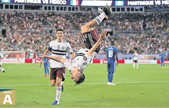  ??  ?? Fernando Navarro festeja la tercera anotación del Tricolor, que a la postre fue la que dictó la apretada victoria mexicana.