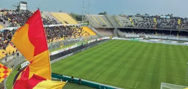  ??  ?? Lo stadio
Via del Mare di Lecce la prossima stagione sarà di scena nella massima serie I lavori di ristruttur­azione sono necessari e impellenti