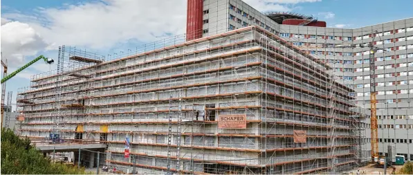  ?? Foto: Peter Fastl ?? Im Westen des Klinikums entsteht gerade dieser Anbau. Der Trakt ist 100 mal 50 Meter groß und kostet rund 110 Millionen Euro.