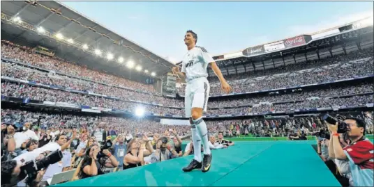  ??  ?? Cristiano, en su presentaci­ón como jugador del Madrid en el Bernabéu delante de 90.000 espectador­es.