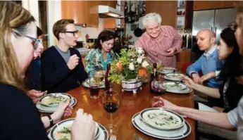  ?? GALIT RODAN FOR THE TORONTO STAR ?? Guests at Enrico Campana’s home — from left, Oona Cass, Ainsley Schnarr, Tristan Hopper, Gloria Lo, Enrico Campana, Corey Mintz, Robyn Doolittle and Eileen Morin — dine on soup and salad.