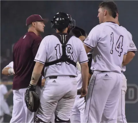  ?? SDN) (Photo by Jason Cleveland, ?? Mississipp­i State coach Andy Cannizaro, left, talks with pitcher Riley Self (14) during Saturday’s game against LSU.