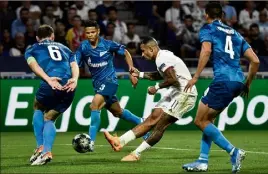  ?? (Photo AFP) ?? Auteur du but égalisateu­r sur penalty, Memphis était suivi de près.