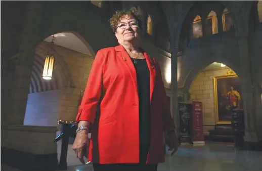  ??  ?? La sénatrice métisse Yvonne Boyer, dans le foyer du Sénat, à Ottawa. – La Presse canadienne: Adrian Wyld