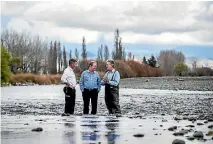  ?? BRADEN FASTIER/NELSON MAIL ?? Nathan Guy, left, and Nick Smith with Tasman mayor Richard Kempthorne at the Waimea River for the dam loan announceme­nt.