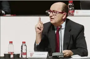  ?? FOTO: EFE ?? José Castro, durante su discurso de ayer en la Junta General de Accionista­s del Sevilla