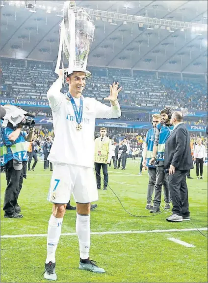  ?? FOTO: J. A. SIRVENT ?? Cristiano Ronaldo, con la Champions Quitó el protagonis­mo ayer a Gareth Bale tras el triunfo en la final