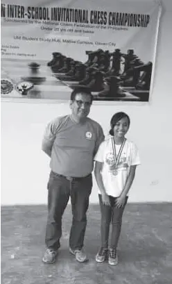  ??  ?? PHILIPPINE Nikkei Jinkai Internatio­nal School’s Nathalie Suter with tournament director FA Ronnie Tabudlong.