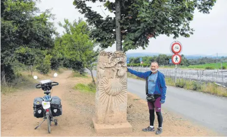  ?? FOTO: SCHULLER ?? Helmut Schuller fährt mit dem Rad den Jakobsweg nach Santiago de Compostela.