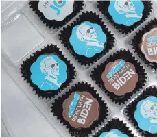  ?? FOTO: B. INZAURRALD­E/AFP ?? Präsidiale Süßigkeite­n: Eine US- Konditorei bietet Schokolade mit dem Konterfei von Joe Biden an.
