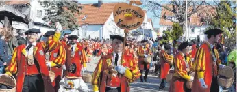  ??  ?? Die Königsheim­er Narren, angeführt von Täfelebub Salvador Morales.