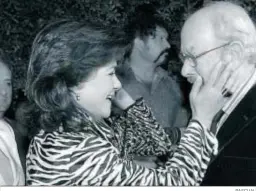  ?? PASCUAL ?? Carmen Calvo saluda cariñosame­nte a José Manuel Caballero Bonald a la entrada de una exposición, en 2006.
