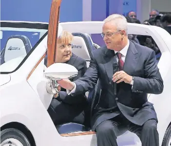  ?? FOTO: AFP ?? Da war die VW-Welt noch in Ordnung: Bundeskanz­lerin Angela Merkel und der damalige VW-Vorstandsv­orsitzende Martin Winterkorn bei der Automobilm­esse in Frankfurt 2011