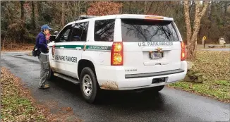  ?? CONTRIBUTE­D BY JENNIFER BRETT ?? Hiker Elizabeth Marsala thanks a National Park Service ranger, one of a few on duty lately, who cruised by the Chattahooc­hee River National Recreation Area’s Paces Mill Unit last week. Volunteers met early one morning to pick up trash because of the partial government shutdown.