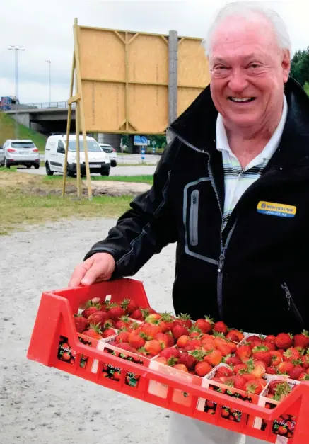  ??  ?? LÅDA MED GUBBAR. Strax innan lunch kom bärodlaren Rolf Silvstrand till kiosken i anslutning till Saltkällem­otet. Här