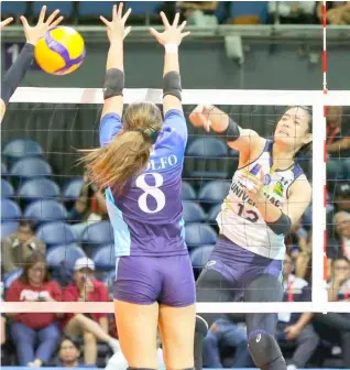  ?? PHOTOGRAPH BY JOEY SANCHEZ MENDOZA FOR THE DAILY TRIBUNE @tribunephl_joey ?? ALYSSA Solomon of NU penetrates the Adamson defense during their UAAP Season 86 women’s volleyball tournament on Wednesday at the Smart Araneta Coliseum. The Lady Bulldogs won, 25-17, 25-20, 25-20.
