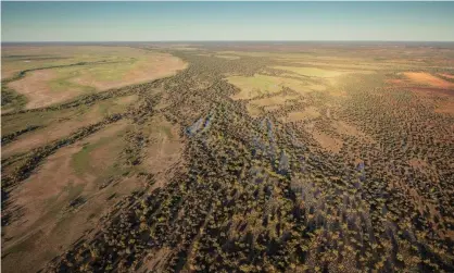  ?? Photograph: David Maurice Smith/Oculi ?? A Queensland academic has examined the potential emissions that would be created if the Lake Eyre basin were opened up to fracking to extract gas.