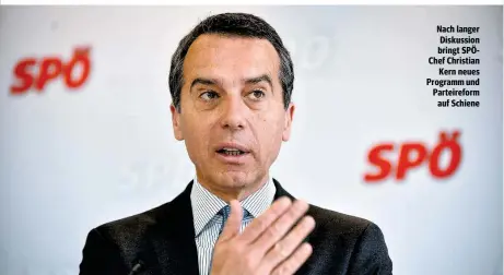  ??  ?? Nach langer Diskussion bringt SPÖChef Christian Kern neues Programm und Parteirefo­rm auf Schiene