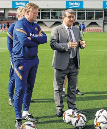  ??  ?? Ronald Koeman y Joan Laporta, juntos en el entrenamie­nto.