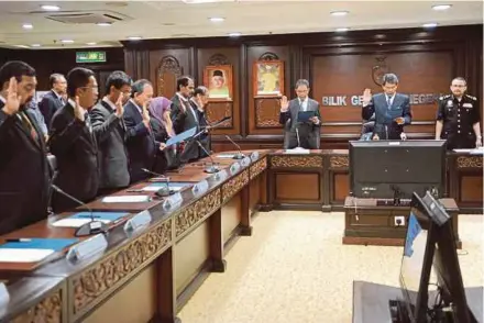  ?? BERNAMA PIC ?? Negri Sembilan Menteri Besar Datuk Seri Mohamad Hasan (second from right) leading his executive council members in making a corruption-free pledge at Wisma Negeri in Seremban on March 8. With them is Malaysian Anti-Corruption Commission Chief...