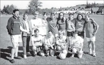  ?? 01_B20twe02 ?? Maryhill Eagles, a women’s league football team from Glasgow which includes Whiting Bay footballer Catherine McBain, visited Arran for a friendly against a men’s team at Sandbraes Park last weekend.
