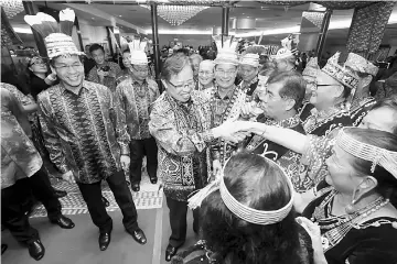  ?? — Photo by Muhd Rais Sanusi ?? Abang Johari, flanked by Telang Usan assemblyma­n Dennis Ngau and Gerawat on his left, being given a warm welcome on arrival for the dinner.