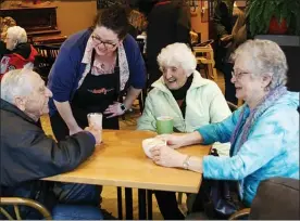  ?? SUSAN MCIVER/Special to Okanagan Weekend ?? Beanery staff member Holly Dunlop chats with Keith DeLeeuw, his wife Sharon DeLeeuw seated opposite and their friend Josie Ward, centre.