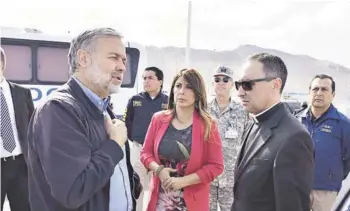  ??  ?? ► Benito Baranda junto al sacerdote Mauricio Rueda, enviado del Vaticano.