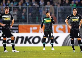  ?? FOTO: GÜTTLER/DPA ?? Der Anfang vom Ende: Mönchengla­dbachs Christoph Kramer (links) mit seinen Teamkolleg­en Alvaro Dominguez und Granit Xhaka (rechts) nach dem frühen 0:1 der Spanier.