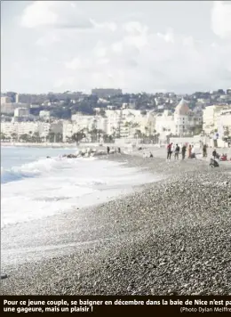  ?? (Photo Dylan Meiffre ?? Pour ce jeune couple, se baigner en décembre dans la baie de Nice n’est p une gageure, mais un plaisir !