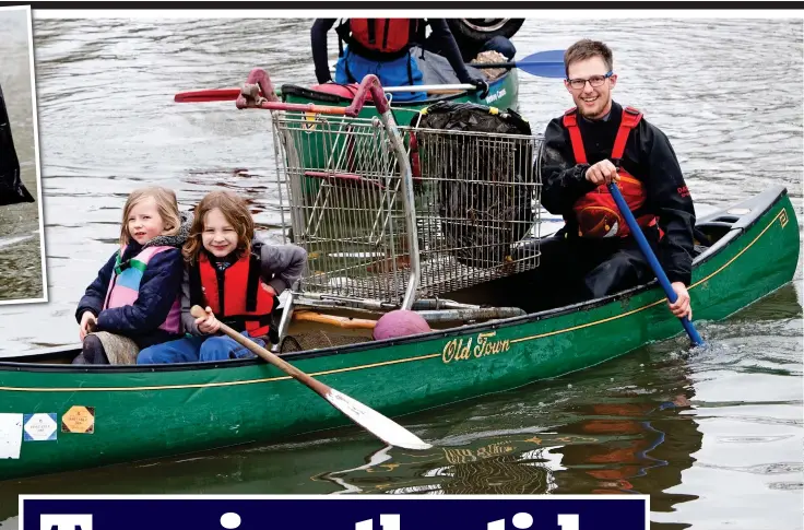  ??  ?? Supermarke­t sweep: Helpers from Godalming Youth Canoe Club find a trolley in the weeds