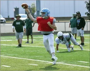  ?? PAUL DICICCO — FOR THE NEWS-HERALD ?? South’s Colin Quinlan passes against Aurora on Aug. 7.