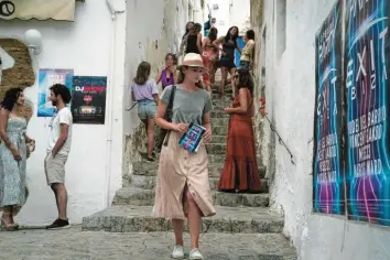  ?? Foto: Imago ?? Auf Ibiza ist Zoe (Laura Haddock) auf der Suche nach den Gründen für den Jahre zurücklieg­enden Tod ihres Bruders. Szene aus der neuen Netflix-Serie „White Lines“.