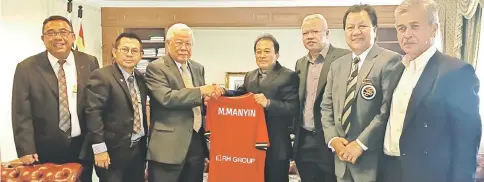  ??  ?? Manyin (third left) receiving a Sarawak jersey bearing his name from Posa at the end of yesterday’s meeting.